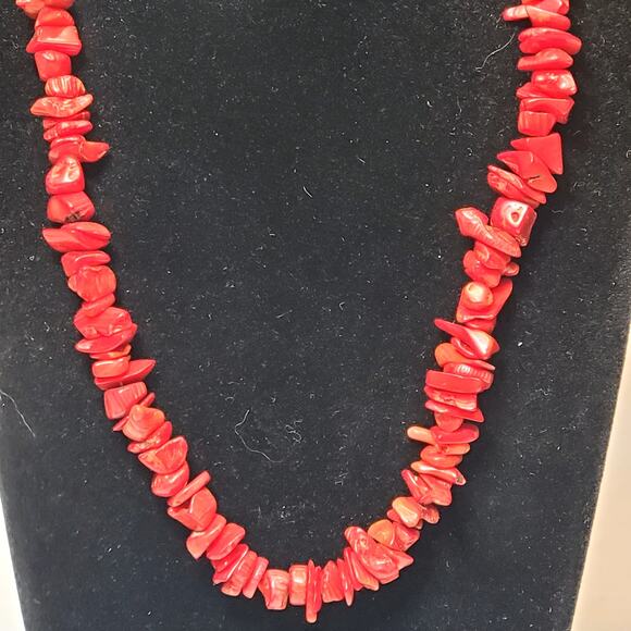 Vintage Red Puka Shell Chip Beaded Necklace Barrel Closure 16" Retro - Picture 2 of 4